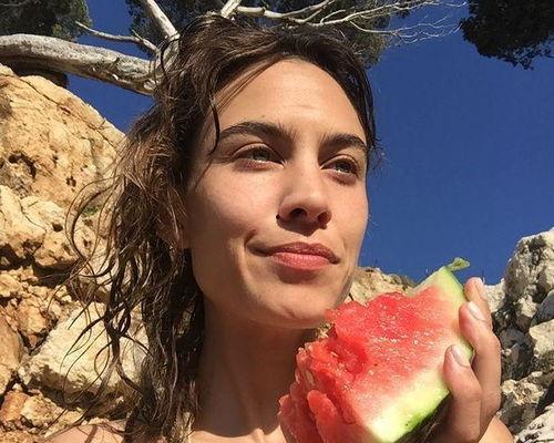 明星照片 吃瓜是什么意思,揭秘“吃瓜”背后的网络文化现象